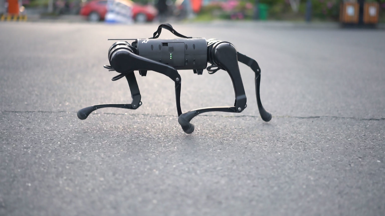 ロボットベンチャーであるユニツリー・ロボティクス（Unitree Robotics）が研究・生産・発売した、四本足歩行ロボット犬「A1」を紹介します。